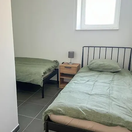 Proche De Pairi Daiza شقة